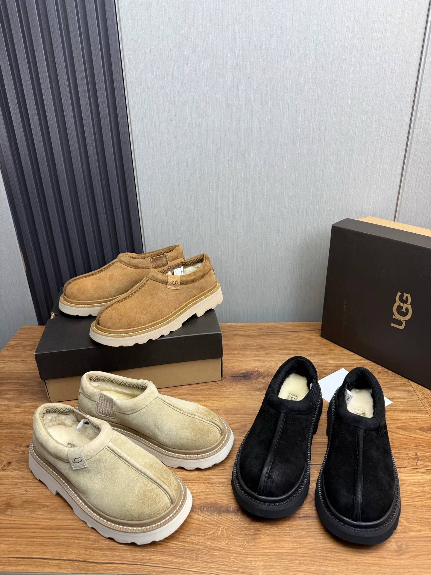 Men's shoes 💰560💰 New UGG fur integrated men's simple and fashionable snow boots. The most worth buying at the end of this year are warm casual shoes. Whether you are out and about at home, their comfortable and warm performance will be your most suitable fashion companion! The material is cowhide upper and imported wool is used inside. Warm and comfortable! The eva+ rubber patch outsole is cushioned, non-slip and wear-resistant, and has good elasticity. It is light and wear-resistant, comfortable and soft, and the new simple cut is more fashionable. It has both practicality and fashion sense, so you no longer have to worry about how to match it in winter, while still maintaining your fashionable taste. High-quality genuine wool. Look at the details for the material! Size: 39-40-41-42-43-44-44 sneaker size